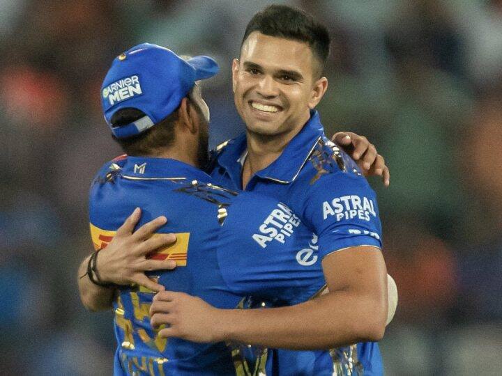 IPL 2023 SRH vs MI Arjun Tendulkar taken first wicket says about his father sachin tendulkar SRH vs MI: IPL में पहला विकेट लेकर अर्जुन तेंदुलकर ने तोड़ा सचिन का रिकॉर्ड, बताया पिता से अक्सर क्या होती है बात