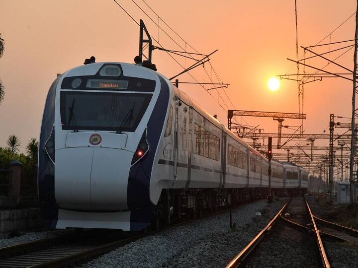 केरल की पहली वंदे भारत ट्रेन तिरुवनंतपुरम और कन्नूर के बीच दौड़ेगी. यह कोल्लम, कोट्टायम, एर्नाकुलम टाउन, थ्रिसुर, तिरूर, कोझिकोड स्टेशन से होकर गुजरेगी.