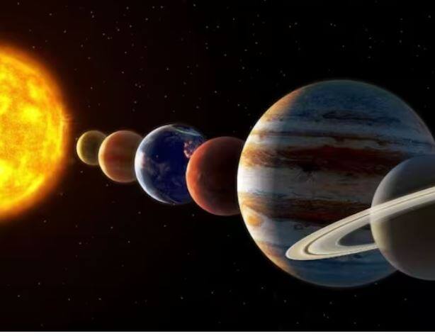 ਗ੍ਰਹਿਣ ਤੋਂ ਪਹਿਲਾਂ ਦਾ ਸੂਤਕ ਸਮਾਂ ਅਸ਼ੁਭ ਸਮਾਂ ਮੰਨਿਆ ਜਾਂਦਾ ਹੈ। ਇਸ ਵਿੱਚ ਘਰੋਂ ਬਾਹਰ ਨਿਕਲਣਾ, ਖਾਣਾ ਪਕਾਉਣਾ ਅਤੇ ਖਾਣਾ ਅਤੇ ਧਾਰਮਿਕ-ਸਮਾਜਿਕ ਕੰਮ ਕਰਨ ਦੀ ਮਨਾਹੀ ਹੈ। ਕਿਹਾ ਜਾਂਦਾ ਹੈ ਕਿ ਗ੍ਰਹਿਣ ਦੇ ਸਮੇਂ ਸੂਰਜ ਤੋਂ ਨਿਕਲਣ ਵਾਲੀਆਂ ਕਿਰਨਾਂ ਪ੍ਰਦੂਸ਼ਿਤ ਹੋ ਜਾਂਦੀਆਂ ਹਨ, ਜਿਸ ਨਾਲ ਸਿਹਤ 'ਤੇ ਮਾੜਾ ਅਸਰ ਪੈਂਦਾ ਹੈ। ਇਸ ਨਾਲ ਭੋਜਨ ਵੀ ਅਸ਼ੁੱਧ ਹੋ ਜਾਂਦਾ ਹੈ। ਇਹੀ ਕਾਰਨ ਹੈ ਕਿ ਭੋਜਨ ਦੀ ਸ਼ੁੱਧਤਾ ਨੂੰ ਬਣਾਈ ਰੱਖਣ ਲਈ ਤੁਲਸੀ ਦੇ ਪੱਤੇ ਮਿਲਾਏ ਜਾਂਦੇ ਹਨ।