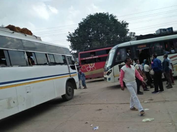 Chhattisgarh no Parking arrangements in bus stand in Surguja district headquarters Ambikapur ann Ambikapur News: अंतरराज्यीय बस अड्डे के पास नहीं पार्किंग की व्यवस्था, बेतरतीब खड़े वाहनों से बढ़ रही यात्रियों की परेशानी