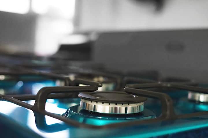 एलपीजी सिलेंडर के फटने के दो कारण होते हैं. पहला होता है गैस का लीक होना और दूसरा होता है सिलेंडर का एक्सपायर होना. जी हां, सिलेंडर की भी एक्सपायरी डेट होती है.