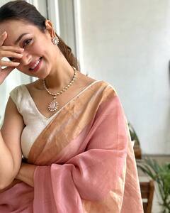 శారీకే అందాన్ని తెచ్చావుగా శాన్వి