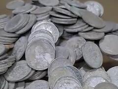 मजदूर को मकान की खुदाई में मिले ब्रिटिश कालीन चांदी के सिक्के, घर ले जाने पर नहीं आई नींद,सुबह किया ये काम