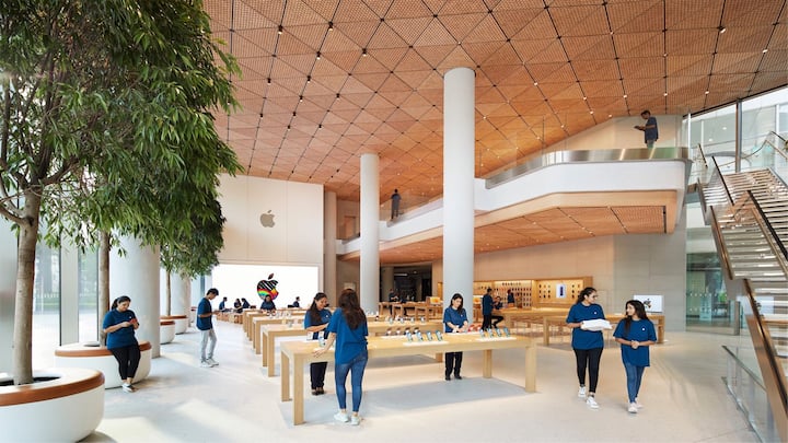 மும்பையில் உள்ள, பாந்த்ரா குர்லா வளாகத்தில் ஜியோ வேர்ல்ட் டிரைவ் மாலில் அமைந்துள்ளது ஆப்பிள் ஸ்டோர்