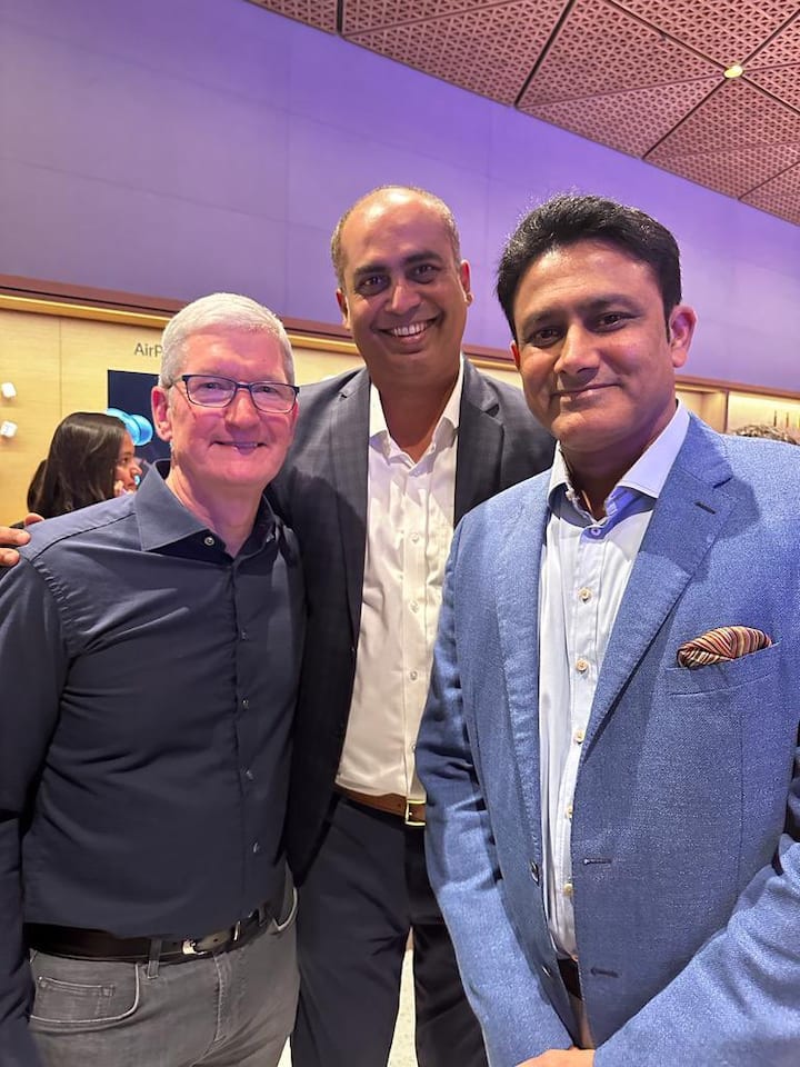 ஆப்பிள் ஸ்டோர் திறப்பதற்காக அதன் தலைமை அதிகாரி டிம் குக் மும்பை வந்திருந்தார்.