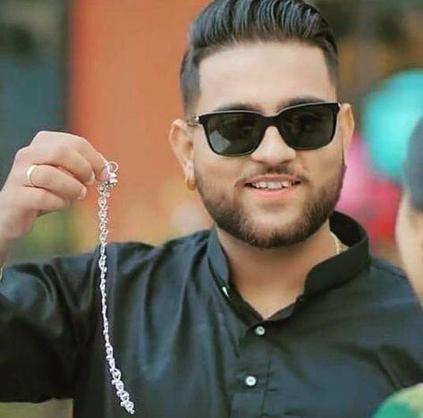 ਇਹ ਵੀਡੀਓ ਸਾਹਮਣੇ ਆਉਣ ਤੋਂ ਬਾਅਦ ਕਰਨ ਔਜਲਾ ਦਾ ਨਾਮ ਵਿਵਾਦਾਂ 'ਚ ਘਿਰ ਗਿਆ ਹੈ। ਹੁਣ ਇਸ ਸਾਰੇ ਮਾਮਲੇ 'ਤੇ ਕਰਨ ਔਜਲਾ ਨੇ ਸਫਾਈ ਪੇਸ਼ ਕੀਤੀ ਹੈ। ਉਸ ਨੇ ਸੋਸ਼ਲ ਮੀਡੀਆ 'ਤੇ ਇੱਕ ਲੰਬੀ ਚੌੜੀ ਪੋਸਟ ਲਿਖੀ ਹੈ।