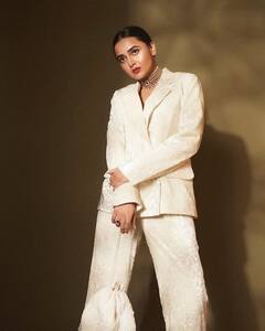 Tejasswi Prakash: ફન્ક્શન હોય કે પાર્ટી તેજસ્વી પ્રકાશનો આ લૂક છે એકદમ ખાસ, તમે પણ કરી શકો છો રિક્રિએટ.....