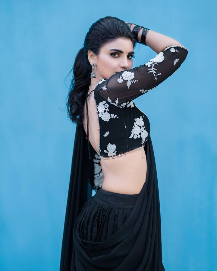 వర్ష అసలు పేరు మాధవి.