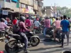 छात्र संगठनों के 'झारखंड बंद' का धनबाद में व्यापक असर, सड़क पर आगजनी कर आवागमन किया बाधित