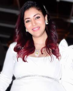 बर्थडे पर बार्बी डॉल बनकर पहुंचीं देबीना बनर्जी, पति की आंखों में डूबकर क्लिक कराईं पिक्स