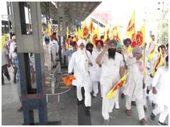 किसानों का सरकार के खिलाफ हल्ला बोल, रेलवे ट्रैक किया जाम, 20 ट्रेनों को करना पड़ा कैंसिल