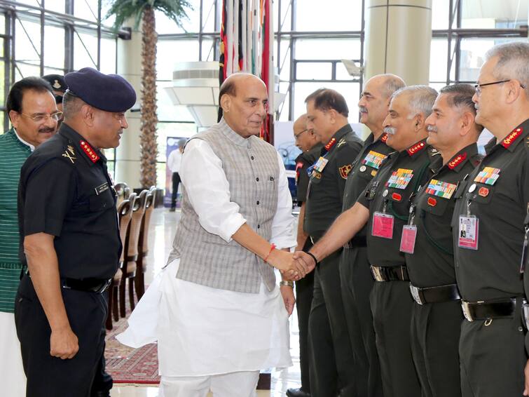 Rajnath Singh Calls Upon Army To Maintain Vigil Across LAC As Situation Remains 'Tense' Rajnath Singh Calls Upon Army To Maintain Vigil Across LAC As Situation Remains 'Tense'