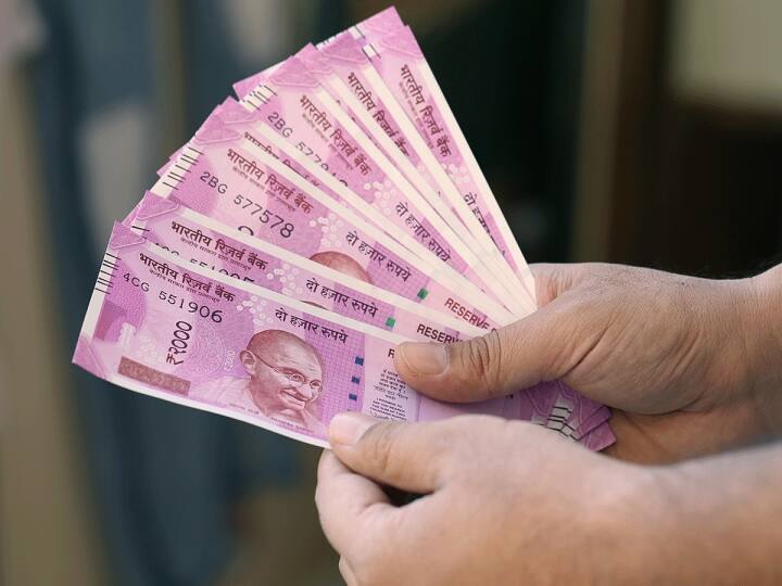 पुरानी कर व्यवस्था में होम लोन के ब्याज पर भी छूट क्लेम करने की सुविधा है, जबकि नई टैक्स रिजीम में होम लोन के ब्याज पर छूट क्लेम करने की सुविधा नहीं है.