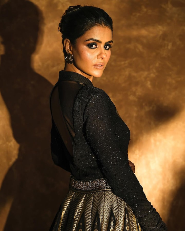 The diva opted for heavy smoky eyes that she contrasted with a nude lip shade.