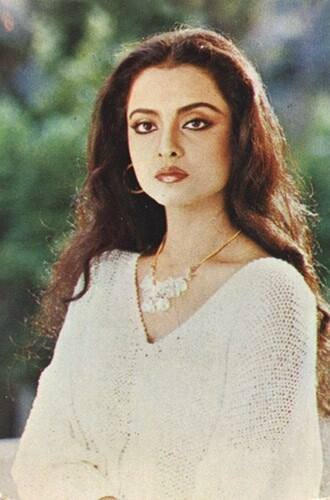 बता दें कि मुकेश की मौत के बाद रेखा ने अकेली काफी दर्द झेले. लेकिन वो कभी भी टूटी नहीं और अपनी लाइफ को अपने हिसाब से जिया. यही वजह है कि आज भी करोड़ों लोग एक्ट्रेस से बेहद प्यार करते हैं और उनकी एक झलक पाने के लिए बेकरार रहते हैं.