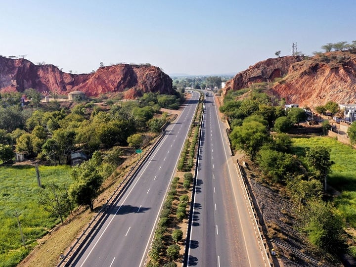 NHAI Launches Rajmargyatra Unified Mobile Application for National Highway Users marathi information news Rajmargyatra : हायवेवरून प्रवास करताना टोल प्लाझा, पेट्रोल पंप आणि सर्व माहिती मिळणार, तक्रारही करता येणार; राजमार्गयात्रा अॅप लाँच