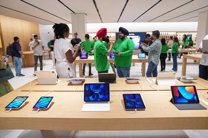 Apple Store In Delhi: मुंबई के बीकेसी के बाद एप्पल भारत में अपना दूसरा स्टोर 20 अप्रैल 2023 गुरुवार को राजधानी में साकेत स्थित सेलेक्ट सिटी वॉक मॉल में खोलने जा रहा है.