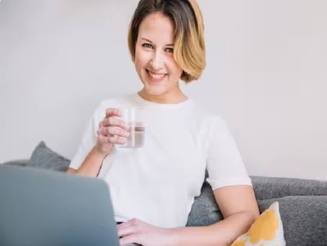 ਗਰਮੀਆਂ ਦੇ ਮੌਸਮ 'ਚ ਠੰਡਾ ਪਾਣੀ ਪੀਣ ਨਾਲ ਤੁਰੰਤ ਆਰਾਮ ਮਿਲਦਾ ਹੈ। ਮਾਹਰਾਂ ਦੇ ਅਨੁਸਾਰ ਹਾਈਡ੍ਰੇਟ ਰਹਿਣ ਲਈ ਘੱਟੋ-ਘੱਟ 8-10 ਗਲਾਸ ਪਾਣੀ ਪੀਣਾ ਜ਼ਰੂਰੀ ਹੈ। ਗਰਮੀਆਂ ਦੇ ਮੌਸਮ 'ਚ ਪਿਆਸ ਬੁਝਾਉਣ ਲਈ ਠੰਡਾ ਪਾਣੀ ਸਭ ਤੋਂ ਵਧੀਆ ਹੁੰਦਾ ਹੈ ਪਰ ਇਸ ਦੇ ਨਾਲ ਹੀ ਇਹ ਸਰੀਰ ਨੂੰ ਕਾਫੀ ਨੁਕਸਾਨ ਵੀ ਪਹੁੰਚਾਉਂਦਾ ਹੈ।