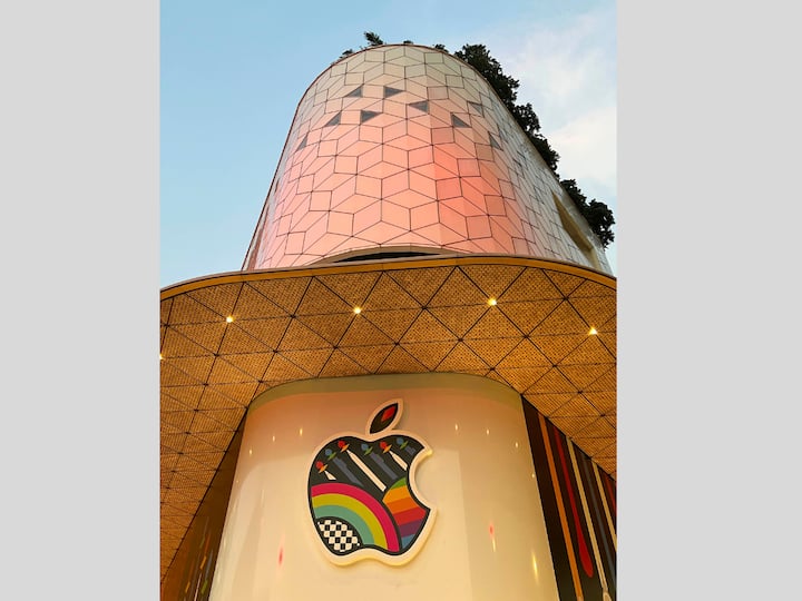 Everything about an official Apple Store is designed and managed by Apple, unlike the franchise stores that we see in India. Apple's obsession with design is well-known. The store features spectacular designs and the use of materials you do not normally associate with showrooms. It even becomes a tourist attraction spot. (Image Source: PTI)