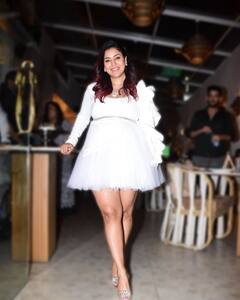 बर्थडे पर बार्बी डॉल बनकर पहुंचीं देबीना बनर्जी, पति की आंखों में डूबकर क्लिक कराईं पिक्स