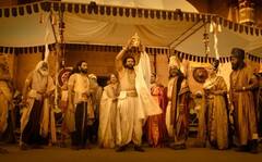 PS 2 : டெல்லி வீதியில் ஜாலியாக குல்ஃபி சாப்பிட்ட சோழர்கள்!