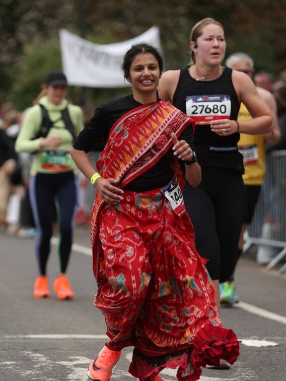 साड़ी में दौड़ीं मधुस्मिता ने जीता दिल, ब्रिटेन में हुई मैराथन