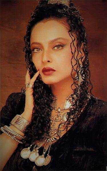 वहीं पति के मौत के कई साल बाद मीडिया को दिए एक इंटरव्यू में रेखा ने अपनी लाइफ के दर्द को शेयर किया था. उन्होंने कहा था कि, “ तलाक मैं नहीं मुकेश लेना चाहते थे..लेकिन मैंने रिश्ते में कभी हार नहीं मानी..जब उन्हें ये लगा था कि हम एक-दूसरे के लिए सही नहीं हैं तो हमें तभी अलग हो जाना चाहिए था. जब हम लंदन में अपना हनीमून मनाने गए थे..तभी मुझे ये पता चल गया था कि हमारा रिश्ता नहीं चल सकता..”