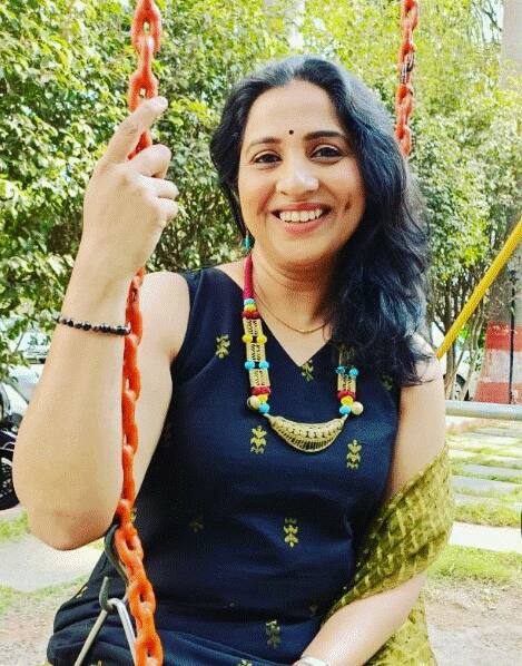 फोटोला त्यांनी कॅप्शन दिलं, 'मित्र मैत्रिणींनो, प्रचंड उन्हाळा आहे ... आणि त्यातही घराबाहेर पडून आपली कामं करत राहणं तर भाग आहे. अशावेळी ताक, नारळपाणी , सरबत पीत राहून आपली काळजी घ्यायची. तुम्हीही स्वतःची आणि आपल्या माणसांची काळजी घेत रहा'