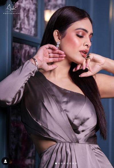 ਵਨ ਸਾਈਡ ਸ਼ੋਲਡਰ ਡਰੈੱਸ 'ਚ ਨੇਹਾ ਮਲਿਕ ਦਾ ਲੁੱਕ ਹੋਇਆ ਵਾਇਰਲ