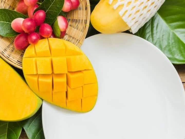 Know what you should not eat with mango green chilly bitter gourd curd कहीं आप भी तो आम के साथ ये चीज नहीं खाते? अगर खाना भी है तो 3 घंटे का अंतर जरूर रखें