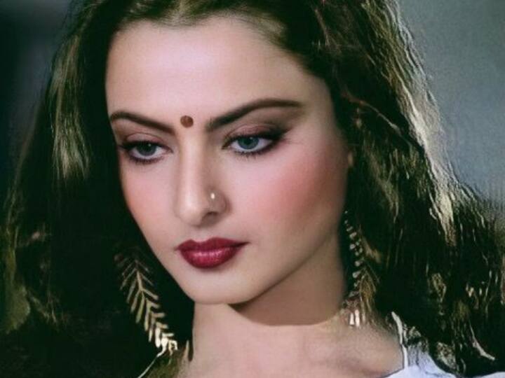 Rekha Life Story: रेखा भले ही पर्दे से दूर हैं लेकिन वो पर्सनल लाइफ को लेकर सुर्खियों में रहती हैं. इस रिपोर्ट में हम आपको उनकी लाइफ का वो पहलू बताने जा रहे हैं जब उन्होंने पति की मौत खुलकर बात की थी.