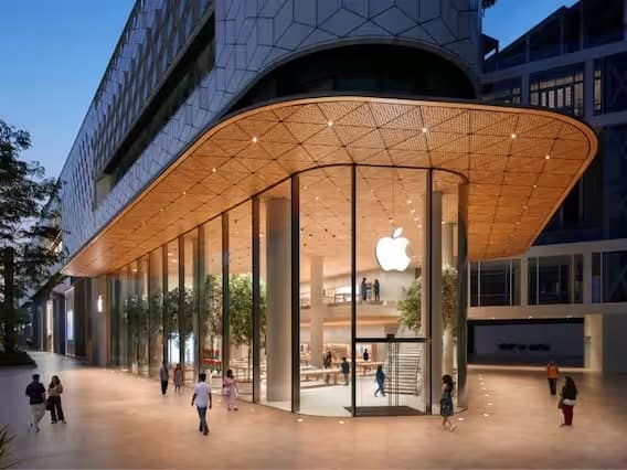 মঙ্গলে যাত্রা শুরু হল মুম্বই অ্যাপল স্টোরের। নিজে দাঁড়িয়ে থেকে স্টোরের দরজা খুলে দিলেন অ্যাপলের সিইও টিম কুক। টেক ব্লগাররা বলছেন, বিশ্বের উন্নত দেশগুলির থেকে অনেকটাই আলাদা মুম্বইয়ের অ্যাপল স্টোর। জেনে নিন, কী এমন আছে এই স্টোরে।