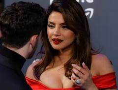 રેડ ડ્રેસમાં Priyanka Chopraને જોઇ Nick Jonas પોતાની જાત પર ના રાખી શક્યો કાબૂ
