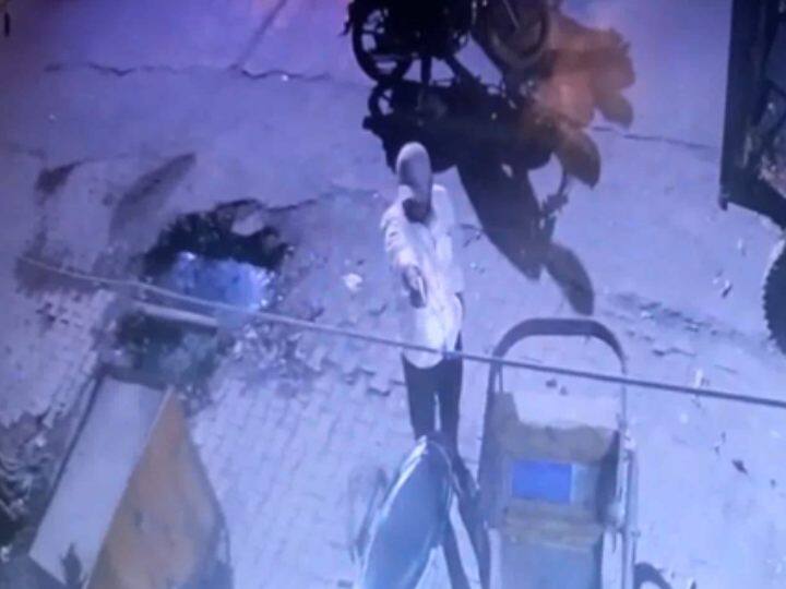 Aligarh firing on businessman bullet fired after touching ear one Accused arrested ann Aligarh News: अलीगढ़ में दुकान बंद कर रहे व्यापारी पर फायरिंग, कान को छूकर निकली गोली, एक आरोपी गिरफ्तार