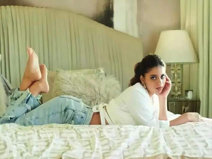 Shah Rukh Khan daughter suhana khan latest Bedroom photoshoot goes viral on social media see here Suhana Khan Pics: सुहाना खान का बेडरूम फोटोशूट मिनटों में हुआ वायरल, क्या आपने देखीं शाहरुख खान की बेटी की ये तस्वीरें?