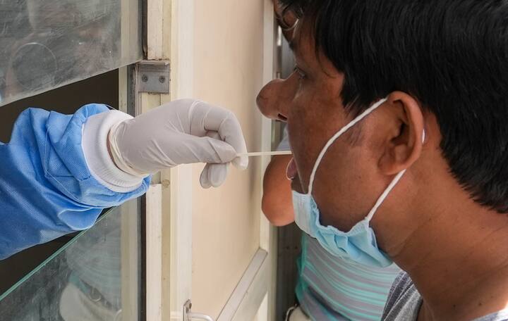 রাজধানীতে করোনার দাপট কয়েকদিন ধরে বেড়েই চলেছে। মঙ্গলবার শুধু দিল্লিতে নতুন করে করোনা আক্রান্ত হয়েছেন ১৫৩৭ জন। এখন দিল্লিতে করোনার পজিটিভিটি রেট ২৬.৫৪%। স্বাস্থ্য বিভাগ দ্বারা প্রকাশিত তথ্য অনুসারে, একদিনে পাঁচজনের মৃত্যুর খবর পাওয়া গেছে। তবে, একটি বিবৃতিতে, স্বাস্থ্য বিভাগ বলেছে যে দুটি ক্ষেত্রে কোভিড -19  ই ছিল মৃত্যুর প্রাথমিক কারণ। অন্য তিনটি ক্ষেত্রে রোগীর শরীরে ভাইরাসের অস্তত্ব ছিল।