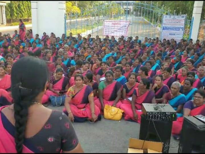 Anganwadi workers strike in Karur demanding holiday in May TNN மே மாதம் விடுமுறை அளிக்கக் கோரி கரூரில் அங்கன்வாடி ஊழியர் போராட்டம்
