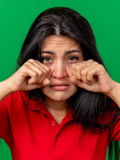 आंखों पर लाइट पड़ते ही आता है पानी, तो हो सकते हैं ये कारण