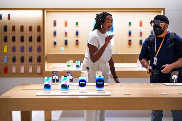 एप्पल के साकेत स्टोर में 18 राज्यों से कुल 70 टीम मेंबर्स होंगे जो 15 भाषाओं में बात कर सकते हैं. कंपनी का दावा कि टीम मेंबर्स स्थानीय लोगों से उनकी भाषा में कनेक्ट कर सकेंगे जिससे वे प्रोडक्ट और सर्विसेज की बेहतर तरीके से जानकारी पेश कर सकेंगे.