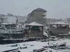 केदारनाथ धाम में बर्फबारी ने बढ़ाई यात्रा तैयारियों की चिंता, बारिश होने से लोगों को मिली गर्मी से निजात