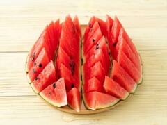 तरबूज पर नमक छिड़क कर खाते हैं तो जल्द बदल दीजिए ये आदत, जानिए खुद को कितना पहुंचा रहे हैं नुकसान