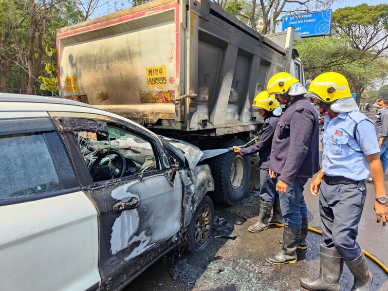 Pune accident news Fireman save life of woman from burning car which met accident with dumper at Pune Maharashtra Pune news : पंक्चर डंपरला भरधाव कारची धडक, कार पेटली; फायरमन हेल्मेटनं काच फोडली अन् महिलेचा जीव वाचवला