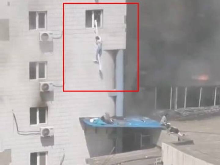 china hospital fire at least 21 dead people jump from window climb on ac Video: Video: चीन के अस्पताल में आग का तांडव, जान बचाने को AC पर चढ़े, कुछ खिड़कियों से कूदे