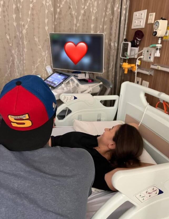 2022 में रणबीर कपूर के साथ अपनी बेटी राहा का वेलकम करने वाली एक्ट्रेस आलिया भट्ट ने अपने अल्ट्रासाउंड सेशन से एक तस्वीर के साथ अपनी प्रेग्नेंसी अनाउंस की थी. फोटो में आलिया हॉस्पिटल के बेड पर लेटी नजर आ रही थीं और रणबीर उनके साथ बैठे हुए हैं. जैसे ही उन्होंने फोटो शेयर की, देखते ही देखते यह वायरल हो गई.