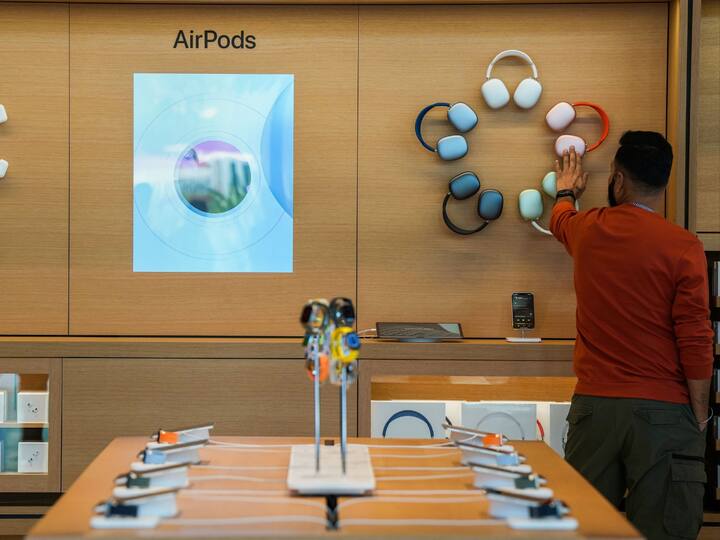 Another perk that you get when you visit the official store is 'Today At Apple'. which are free sessions to teach you much more than just the basics of your products. There are also in-store performances by notable artists. (Image Source: PTI)