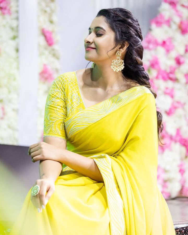 ఓ వార్తా ఛానెల్ లో టెలివిజన్ న్యూస్ ప్రెజెంటర్గా మంచి గుర్తింపు తెచ్చుకుంది ప్రియ భవానీ.