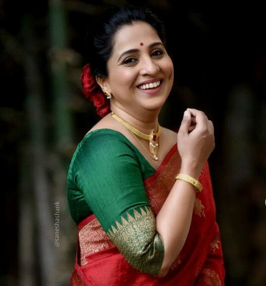 आई कुठे काय करते (Aai Kuthe Kay Karte)  या मालिकेनं प्रेक्षकांची मनं जिंकली आहेत. या मालिकेतील कलाकारांच्या अभिनयाला आणि कथानकाला प्रेक्षकांची पसंती मिळत आहे.