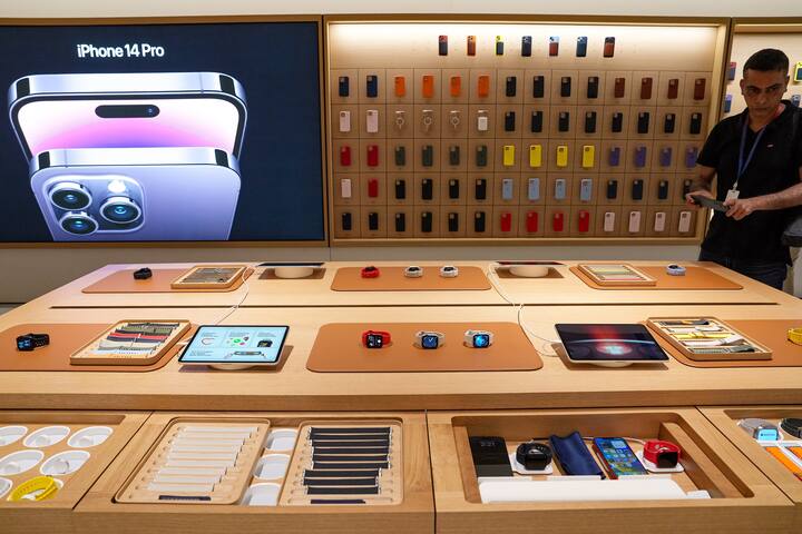 मुंबई स्टोर के समान एप्पल साकेत में भी डेडिकेटेड एप्पल पिकअप स्टेशन है जहां कस्टमर ऑनलाइन आर्डर करने के बाद प्रोडक्ट्स को खुद आकर कलेक्ट कर सकते हैं.