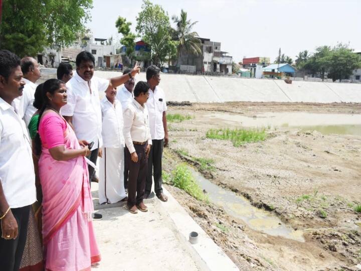 Thanjavur Mayor San.Ramanathan inspects the reconstruction works of the very ancient Karantha Karunaswamy Temple Pond TNN மிகப்பழமை வாய்ந்த கரந்தை கருணாசுவாமி கோயில் குளம் புனரமைப்பு பணிகளை மேயர் சண்.ராமநாதன் ஆய்வு