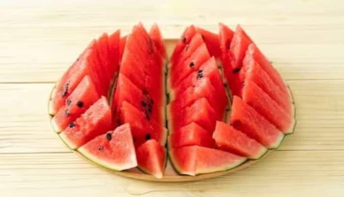 know why it is harmful to Eat Watermelon with Salt know the Sideeffects ਤਰਬੂਜ 'ਤੇ ਨਮਕ ਛਿੜਕ ਕੇ ਖਾਂਦੇ ਹੋ ਤਾਂ ਜਲਦੀ ਬਦਲ ਦੇਵੋ ਇਹ ਆਦਤ, ਜਾਣੋ ਖੁਦ ਨੂੰ ਕਿੰਨਾ ਪਹੁੰਚਾ ਰਹੇ ਹੋ ਨੁਕਸਾਨ